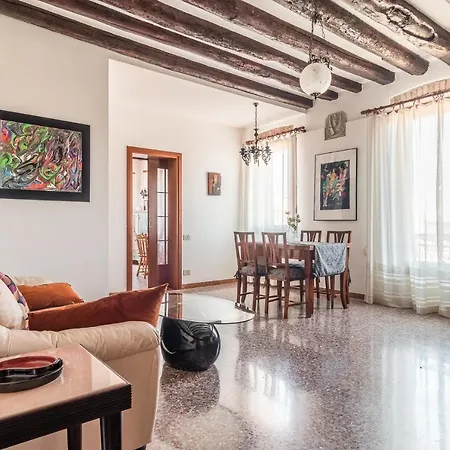 Colombina House Close To The Train Station Apartman